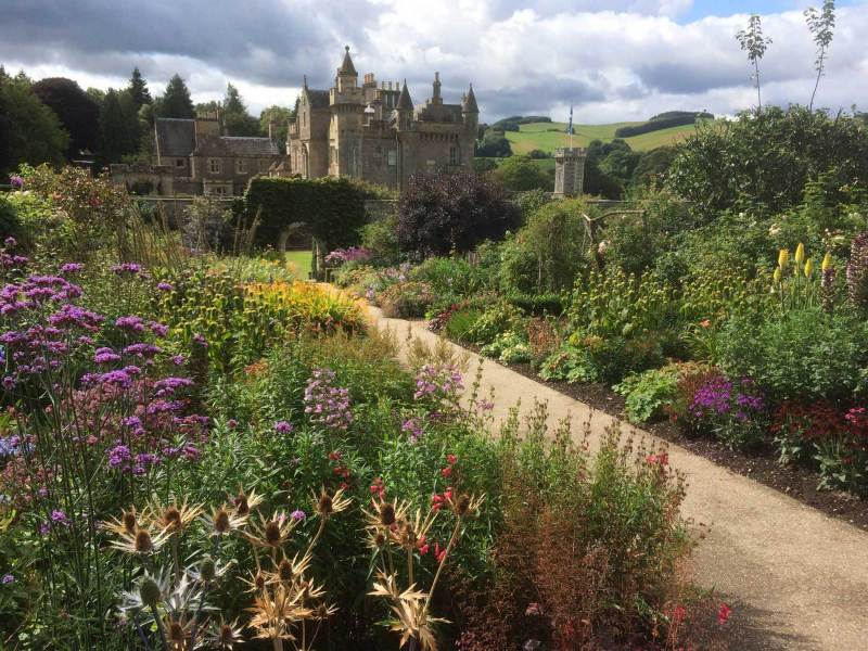 Abbotsford-House-garden