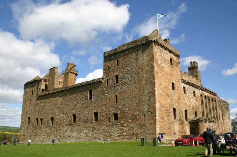 Linlithgow-Palace-outer-wall