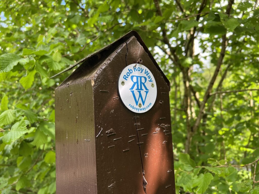Rob Roy Way logo on a post